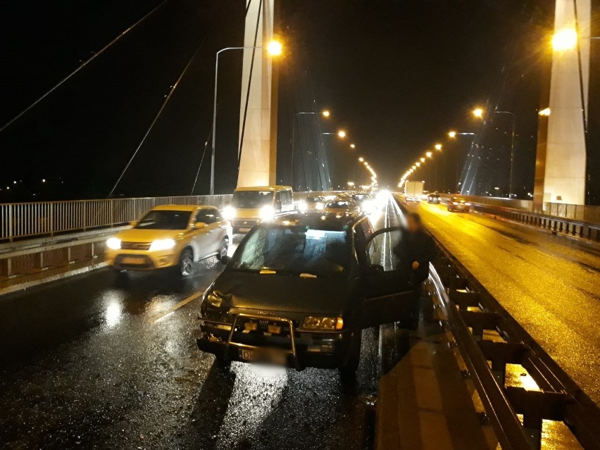 Wypadek na moście Milenijnym. Zderzyły się cztery samochody [ZDJĘCIA]