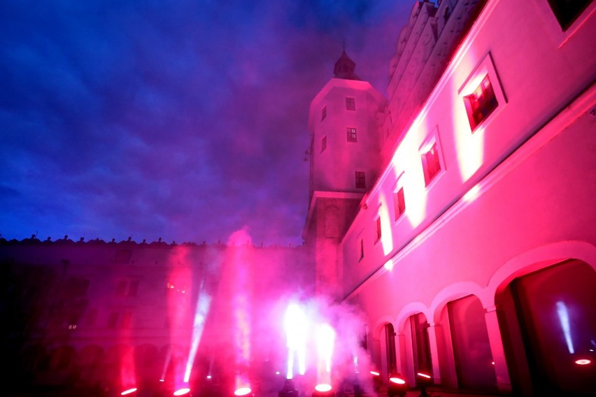 Szczecin. Opera na Zamku rozświetliła niebo dla medyków. Zobacz zdjęcia i wideo