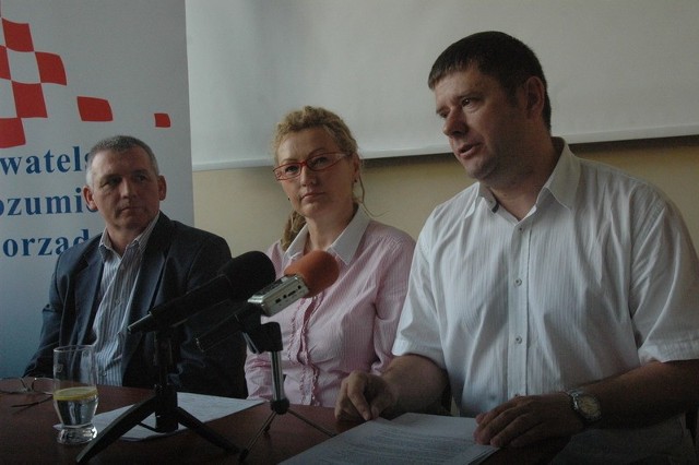 Zbigniew Rybka, Bożena Czekańska - Smykalla i Robert Musiał z OPS krytykowali władzę na konferencji prasowej. Tematem był nie tylko GOS. Do innych wrócimy w kolejnych wydaniach "GL&#8221;.