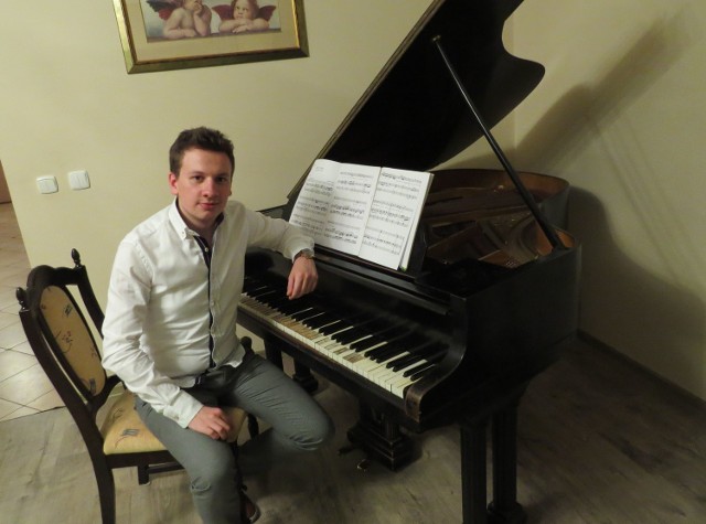 Aleksander Kamedulski przy fortepianie podarowanym mu przez Andrzeja Płonczyńskiego