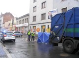 Śmiertelny wypadek w Ostrowie - śmieciarka potrąciła kobietę na przejściu dla pieszych [ZDJĘCIA]
