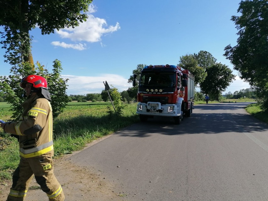 Wypadek na trasie Szczuczyn - Bzury. Volkswagen na łuku drogi wpadł do rowu