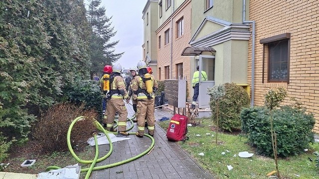 Początkowo służby wezwane na miejsce przypuszczały, że w mieszkaniu przy ul. Grottgera w Śremie doszło do wybuchu butli z gazem. Wszystko jednak skazuje na to, że scenariusz zdarzeń mógł wyglądać inaczej. Okoliczności tego zdarzenia wyjaśniać będzie biegły w zakresie pożarnictwa, który na miejscu miał pojawić się w piątek 23 lutego.