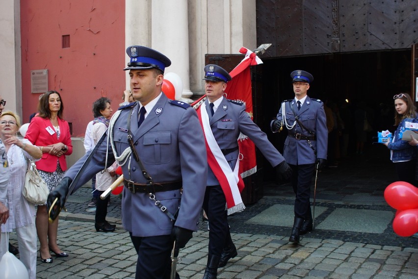 - Określone w konstytucji standardy, zapewniają...