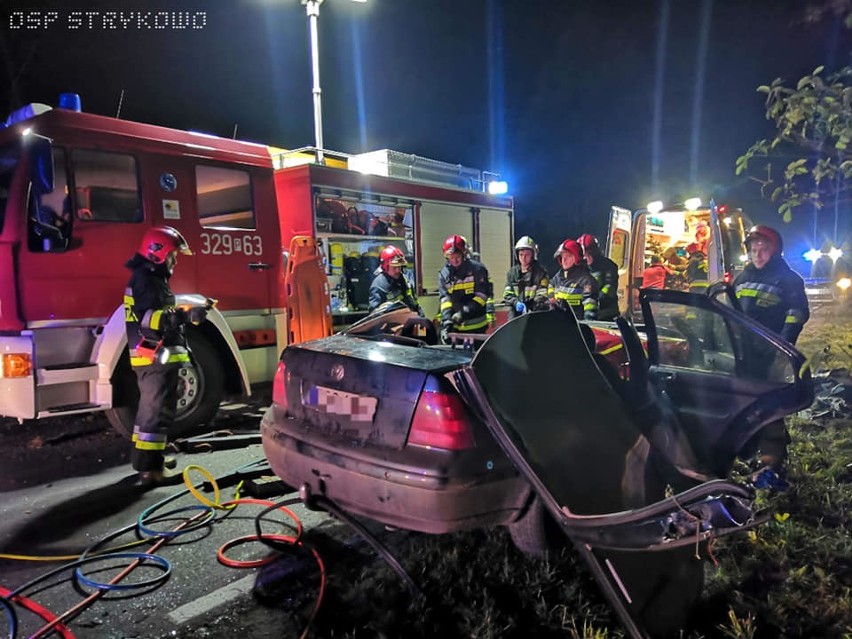 Wypadek pod Poznaniem. Na trasie Modrze - Strykowo auto wypadło z drogi i uderzyło w drzewo. Jedna osoba została zakleszczona w środku