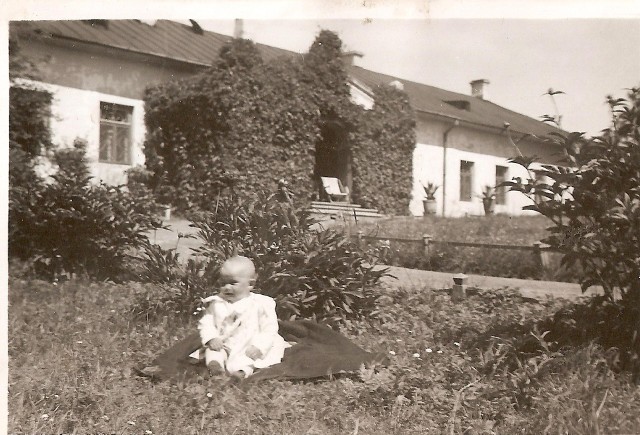 Mały Andrzej Krychowski przed dworkiem na Sławinie, rok 1937. Budynek wrócił do rodziny.