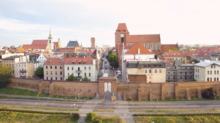 - Tematyka gry nie jest przypadkowa. Uczestnicy zabawy muszą...