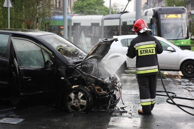 Na placu Szarych Szeregów zapaliło się auto