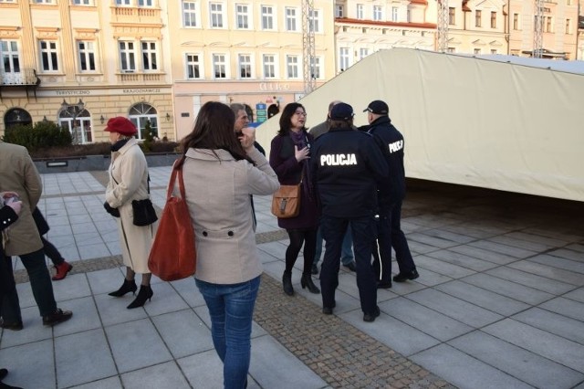 W czwartek przed rzeszowskim ratuszem odbyła się pikieta zorganizowana przez nieformalną grupę Rebelianty Podkarpackie. Protestowano przeciwko decyzji prezydenta Tadeusza Ferenca o odwołaniu prób do spektaklu "#chybanieja" w reżyserii Pawła Passiniego w Teatrze Maska. Przed siedzibą prezydenta Rzeszowa zgromadziło się kilkanaście osób. Nie było ani twórców spektaklu, ani pracowników teatru. Organizatorzy pikiety puszczali z głośników piosenkę Chłopców z Placu Broni "Kocham wolność", a na transparentach napisali: "Nie dla cenzury #chybanieja".  Po zakończeniu pikiety zgromadzeni zostali spisani przez policję.