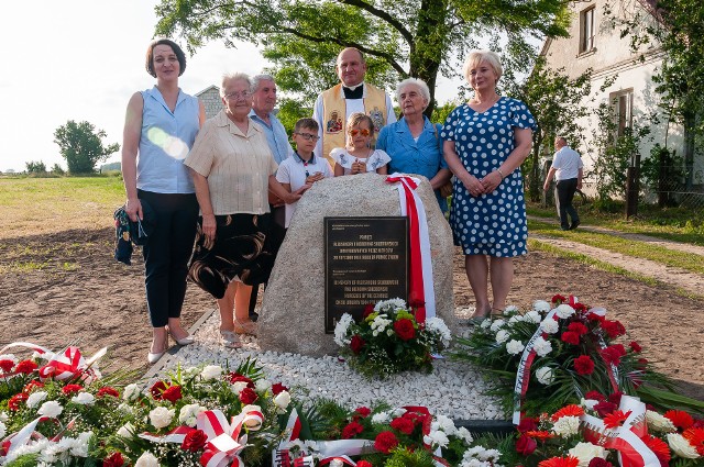 Skłody-Piotrowice. Odsłonięto tablicę upamiętniającą matkę i syna ratujących Żydów