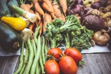 Warzywa prosto od rolnika. Ile kosztują i gdzie szukać? Ziemniaki, marchew, pomidory czy kapustę można kupić w okolicy