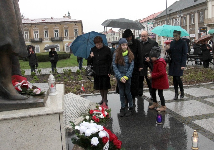Szósta rocznica katastrofy smoleńskiej w Radomiu. Uroczystości przed pomnikiem Kaczyńskich i urzędem