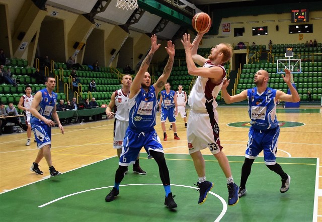 II liga koszykówki. Domino Inowrocław wygrało z Gryfem Goleniów 73-66. Był to drugi mecz rundy play off. pomiędzy tymi zespołami. Stan potyczek 1:1. O wszystkim zdecyduje więc trzecie spotkanie.