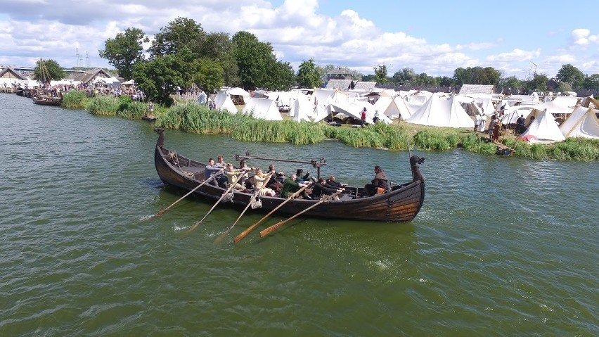 Festiwal w Wolinie. Wikingowie ścigali się łodziami [zdjęcia] 