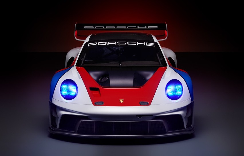Zasadniczo 911 GT3 R rennsport opiera się na obecnym...