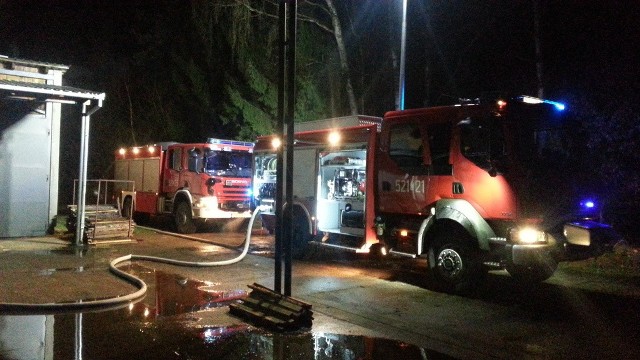 Wczoraj pożar w stolarni w Sypniewie gasili strażacy zawodowcy i druhowie OSP. Akcja trwała ponad dwie godziny. Zakład udało się uratować - ogień strawił jedynie dach.