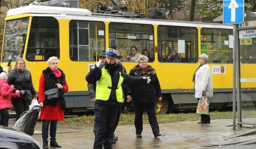 Wszystkich Świętych w Szczecinie. Gdzie parkować, jakie ulice zamknięte, komunikacja miejska [INFORMATOR]