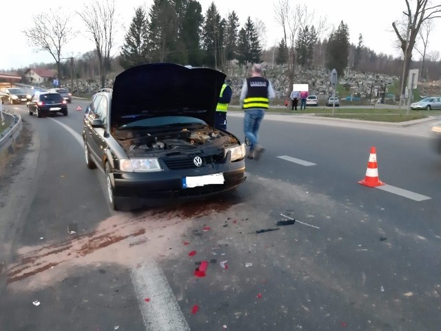 W Domaradzu zderzyły się dwa volkswageny. Jedna z podróżujących kobiet trafiła do szpitala. Na szczęście jej obrażenia nie były groźne. 21-letni sprawca wypadku został ukarany mandatem.