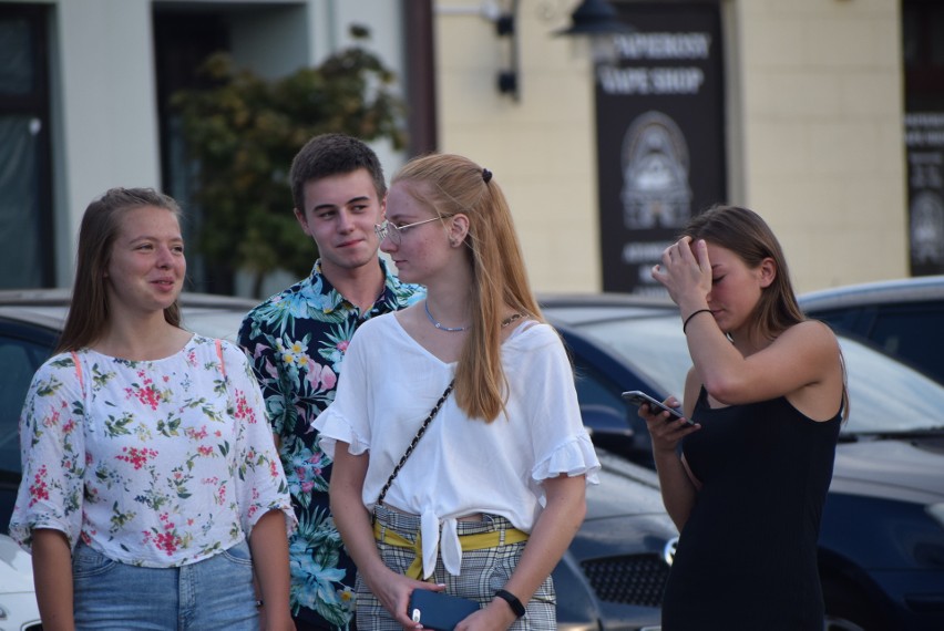 Koncert na harfę i wiolonczelę na sieradzkim Rynku.Takiego koncertu jeszcze nie było - ZDJĘCIA