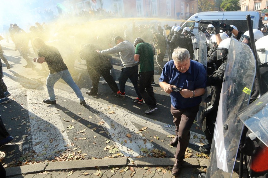 Marsz Równości w Lublinie. Policja podsumowuje: W naszą stronę leciały butelki i kamienie (ZDJĘCIA, WIDEO)