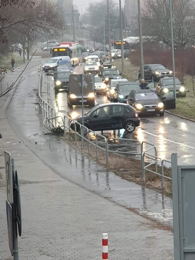 Samochód wjechał w barierki na ulicy Jana Pawła II w Radomiu.