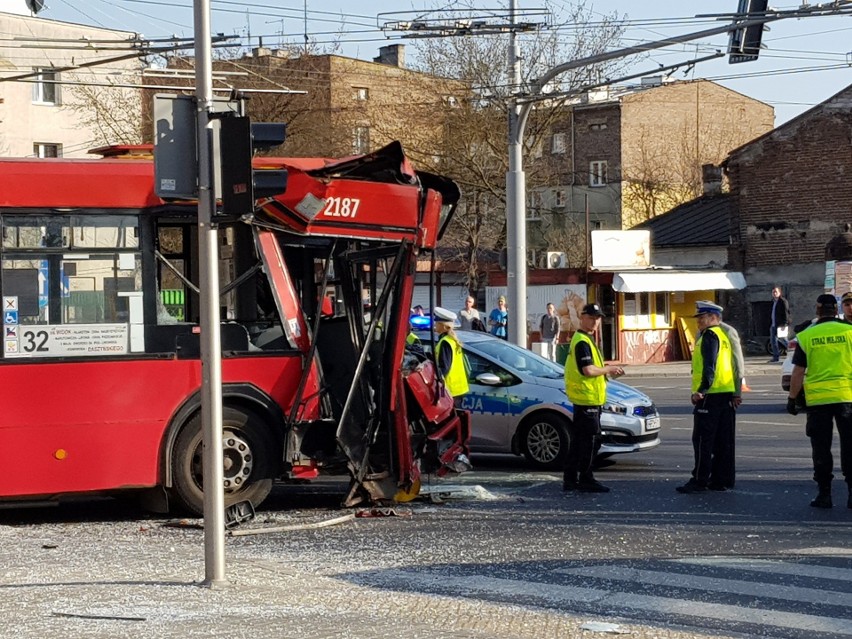 Wypadek na ul. Narutowicza. Autobus uderzył w słup trakcji elektrycznej. Są poszkodowani wśród pasażerów (ZDJĘCIA)