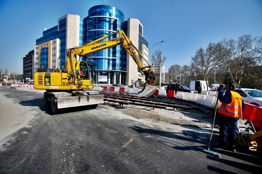 Na placu Orląt Lwowskich wylewają asfalt i betonują. Zajrzyj na budowę TAT 