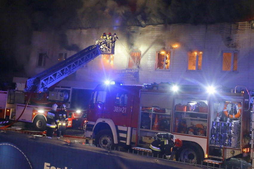 Pożar salonu samochodowego w Tarnobrzegu
