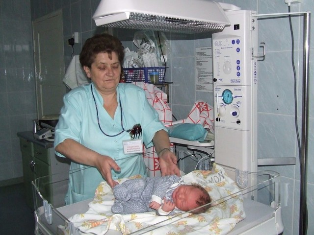 Przy nowym inkubatorze Krystyna Wołowik,oddziałowa pielęgniarka na położniczo-ginekologicznym