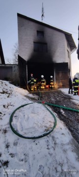 Pożar garażu w Sułoszowej. Spalił się samochód osobowy i uszkodzony został ciągnik