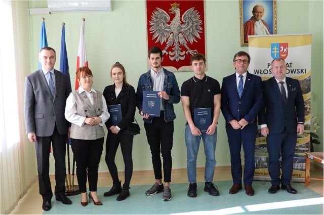 Studenci z Zarządem Powiatu Włoszczowskiego i Kierownikiem Wydziału Organizacyjnego i Ochrony Zdrowia Starostwa Powiatowego we Włoszczowie.