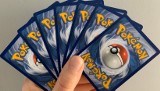 Chcesz zacząć grać w karty Pokemon? Zobacz, jak najlepiej zacząć swoją przygodę z Pokemon Trading Card Game. Poradnik dla początkujących