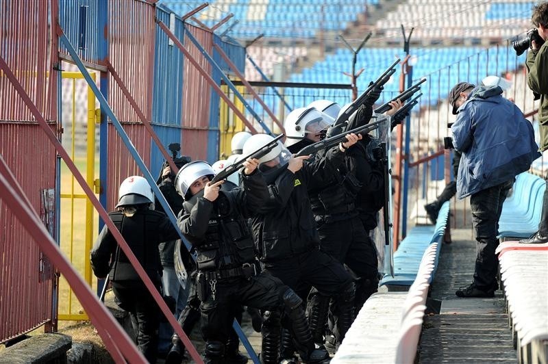 Ćwiczenia policji na stadionie Pogoni