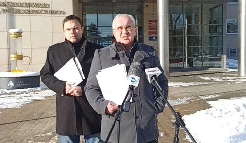 Radny sejmiku Jacek Kotula (z prawej) nie po raz pierwszy zaatakował szpital (USK) przy ul. Szopena.
