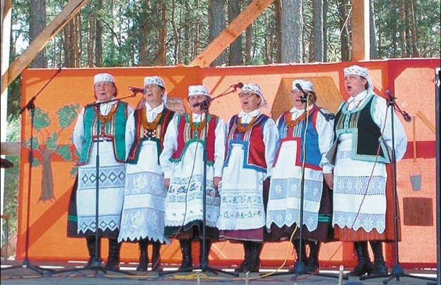 Na turoślańskiej scenie prezentują się i młodzi, i starzy. Tańczą, śpiewają i gadają.