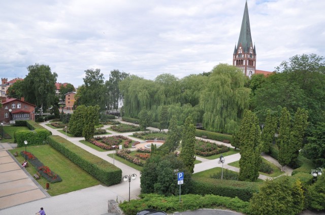 Słynny parkowy regulamin w Szczecinku nabrał politycznych rumieńców. 