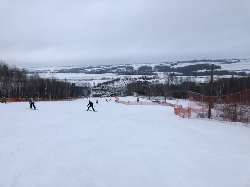 Akcja ferie. Stacja narciarska w Konarach zaprasza narciarzy. Czynne są dwa stoki 