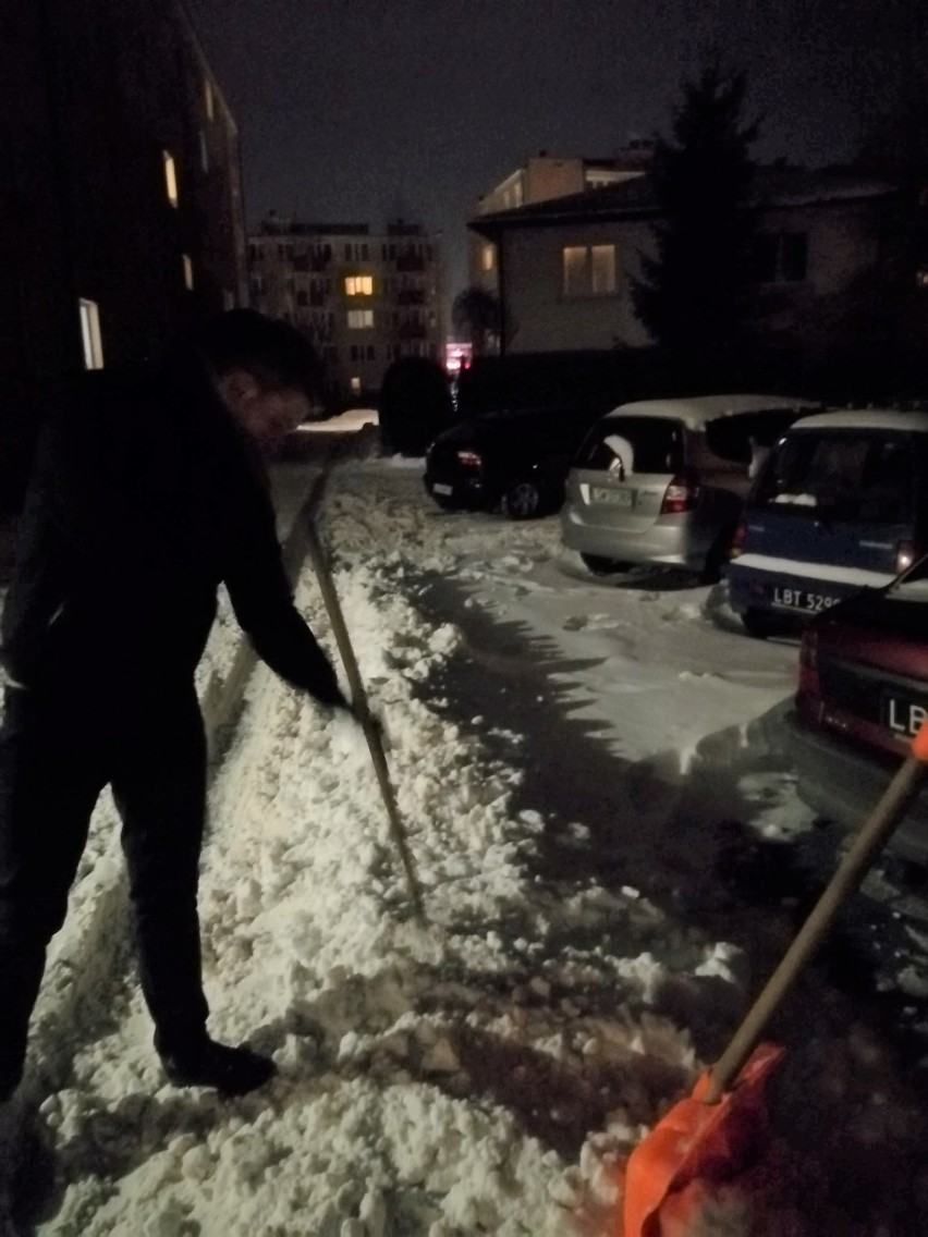 Świdniccy radni chwycili za łopaty i pomagają walczyć ze śniegiem w mieście