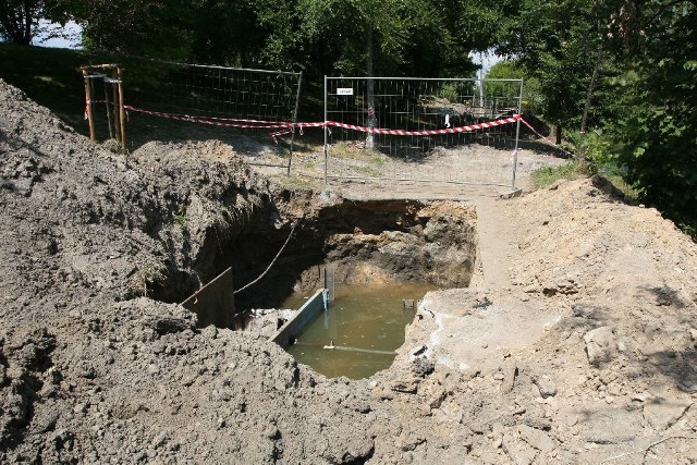 Przy Silnicy wstrzymano prace przy wymianie kanalizacji sanitarnej ponieważ odkryto rury, których nie było w dokumentacji.