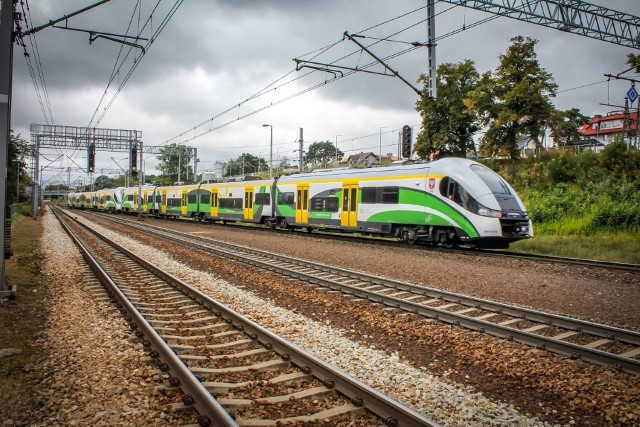 Jednym z poważniejszych problemów „rozwodowych” jest przyszłe funkcjonowanie lokalnych kolejowych przewozów pasażerskich, bo z połączeń Kolei Mazowieckich korzystają mieszkańcy całego województwa.