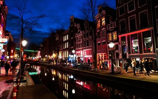 Wielu odwiedzających Amsterdam nie wyobraża sobie tego miasta bez "dzielnicy czerwonych latarni"