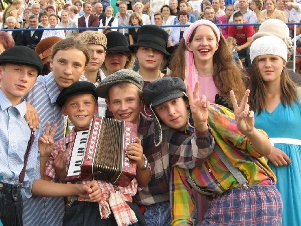 Uczniowie ze szkoły w Lisewie podczas  dożynek śpiewali piosenki biesiadne. Na co  dzień uczą się pod kierunkiem muzycznym  Aliny Nogaj. Choreografem muzycznej grupy  jest natomiast Gabriela Nowak.