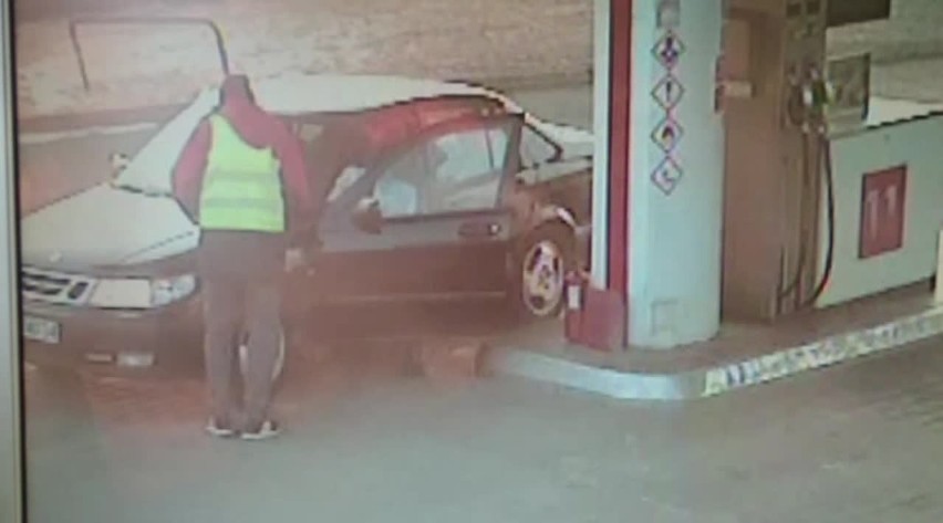 Ten mężczyzna jest podejrzewany o kradzież paliwa na stacji...