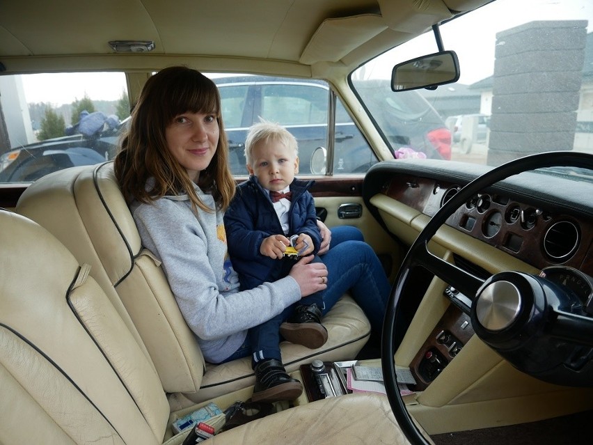 Mikołaj z mamą w środku Rolls Royce'a.