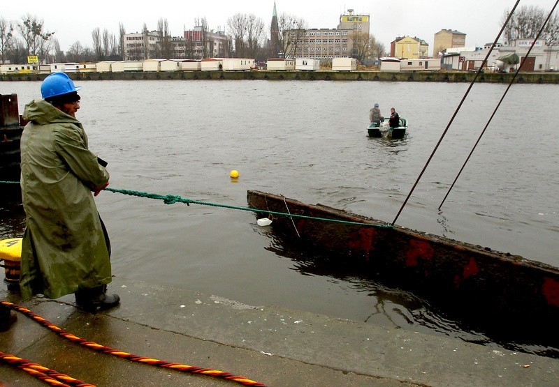 Szczecin: Wyławiają wrak barki