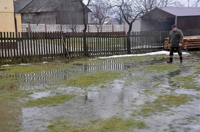 Podwórko Józefa Pieca z Mnina  przy ulewach i roztopach zawsze jest pełne wody