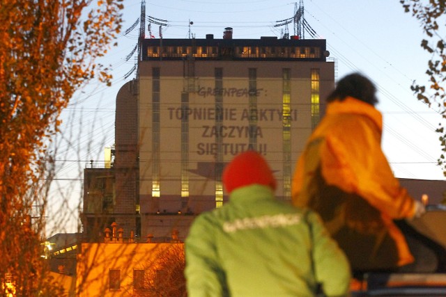 Gryfino: Greenpeace zdobył elektrownięNa ścianie budynku elektrowni pod Gryfinem pojawiały się hasła ekologów w trzech językach: polskim, angielskim i niemieckim.