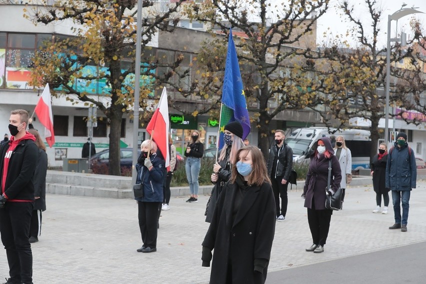 Strajk kobiet w Szczecinie. Patriotyczne spotkanie na pl. Adamowicza. ZDJĘCIA - 11.11.2020