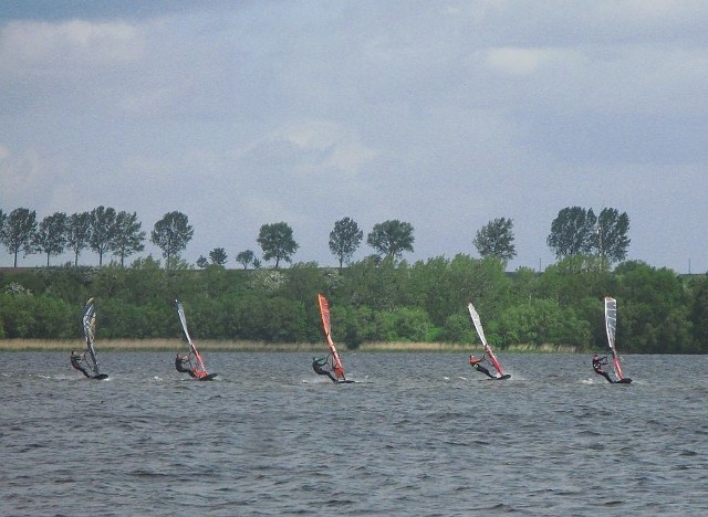 Regaty windsurfingowe Żnin Slalom 2015 na falach Jeziora Dużego.