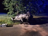 Dachowanie w Łąkcie Dolnej, kierowca wypadł z drogi na zakręcie